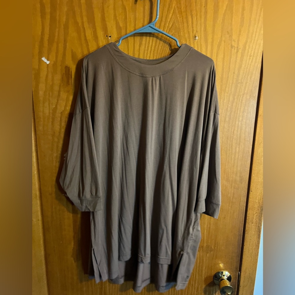Cropped long sleeve Athleta shirt.